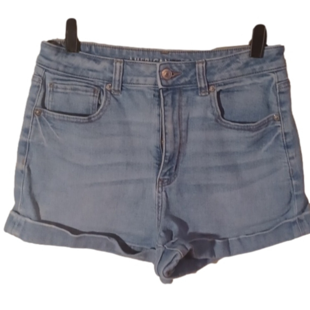 American Eagle lightwash mom short shorts, size 6.Good used condition.
